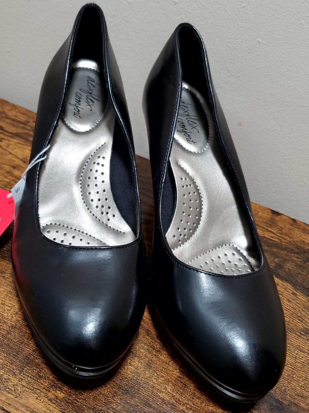 dexflex comfort Women's Black Cushioned Round-Toe Heel